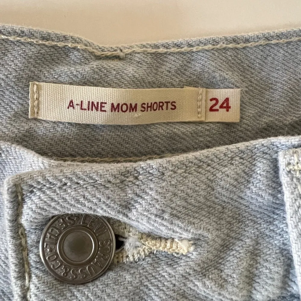 Levi's Women's A-Line Mom Denim Jean Shorts Light Blue Size 24 - Image 5