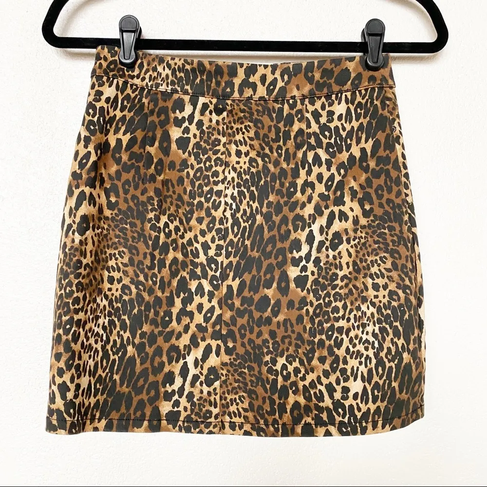 Forever 21 Leopard Print Mini Skirt Size Small - Image 6