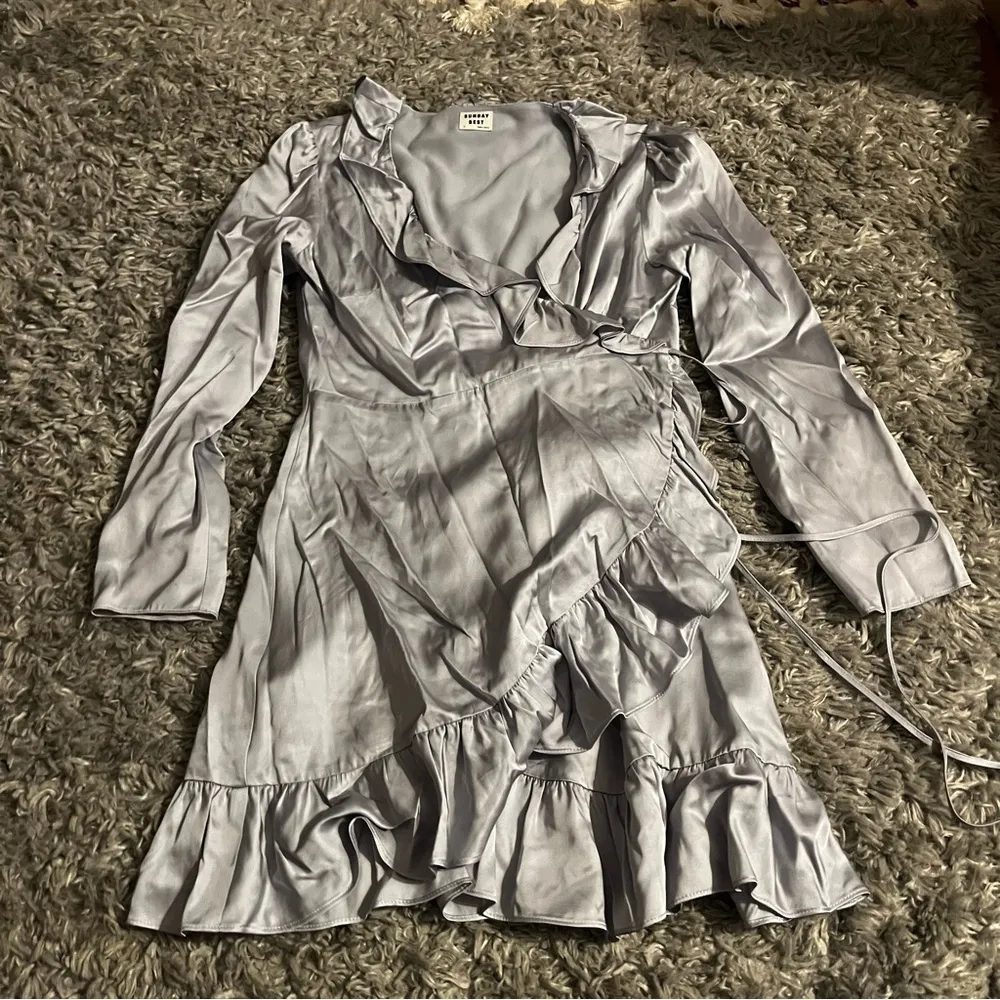 Aritzia Sunday best silver grey ruffle wrap dress size small - Image 2