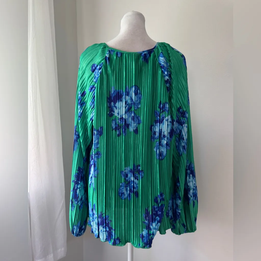 NWT Scoop Green & Blue Floral Print V - Image 5