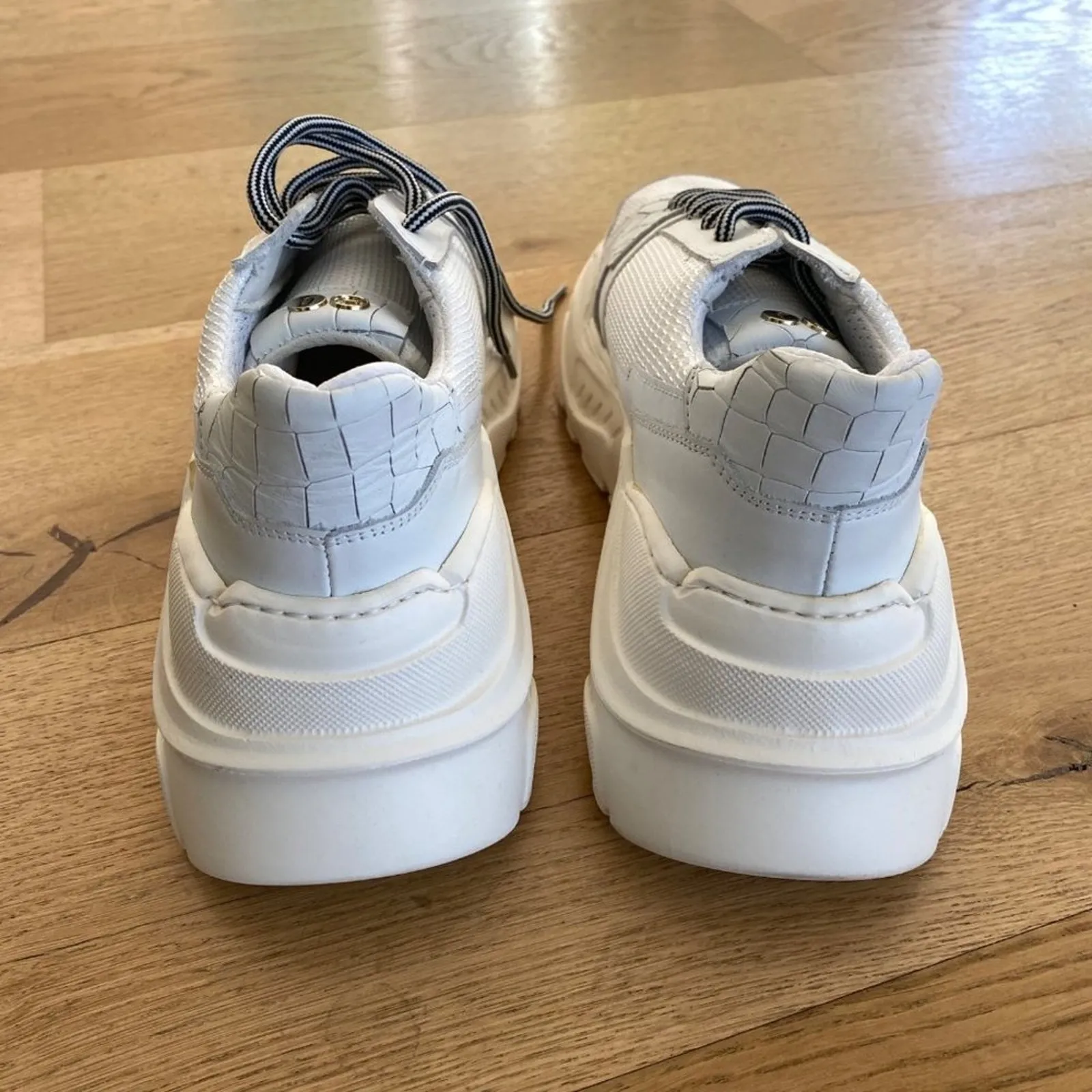 Hide & Jack Unisex Plain Logo Streetstyle Sneakers in White Size 10 - Image 6