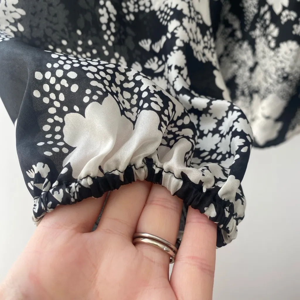 Velvet By Graham and Spencer Womens Printed 100% Silk Top S Black White Floral - Image 9