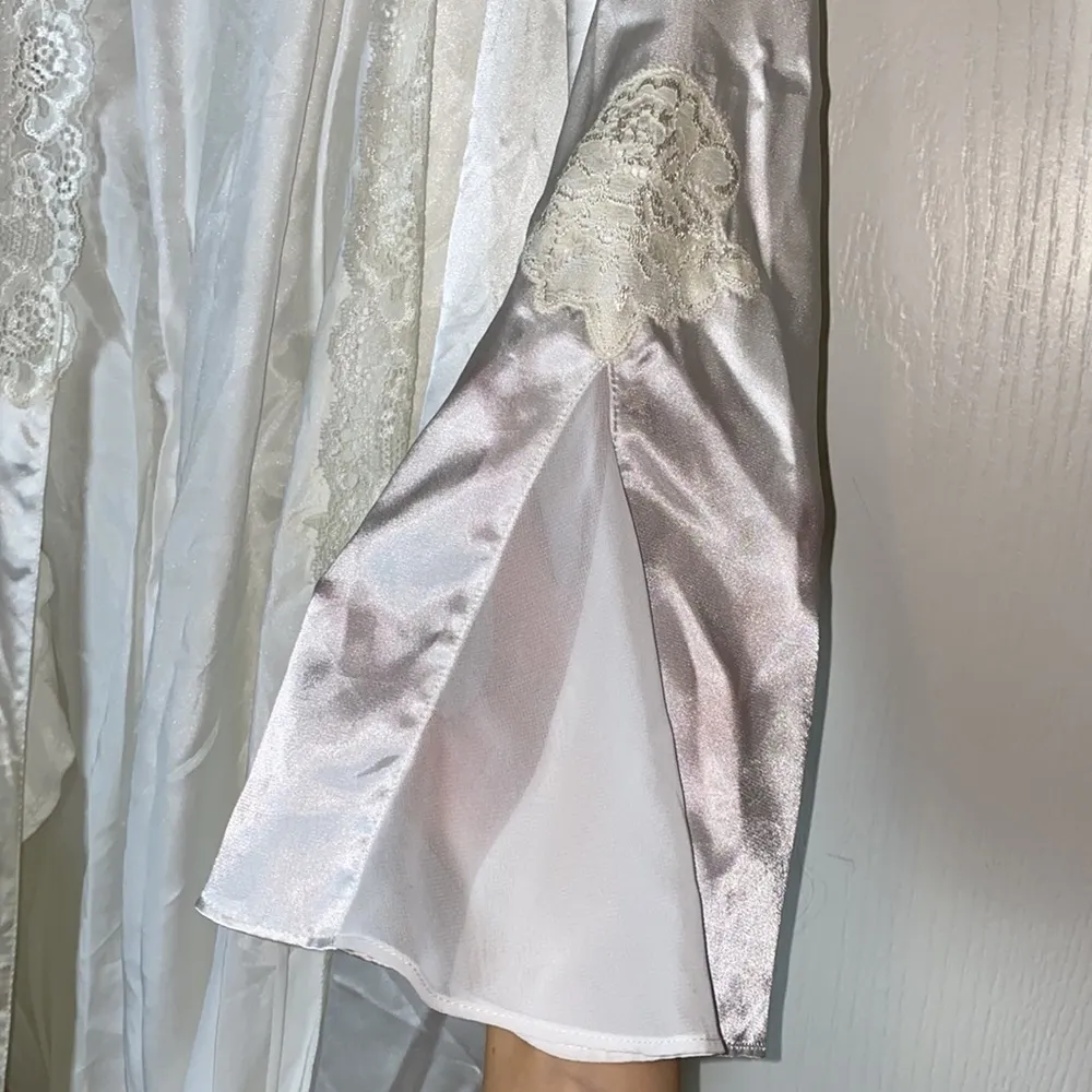 OSCAR DE LA RENTA PINK LABEL WHITE SATIN & LACE ROBE - Image 2