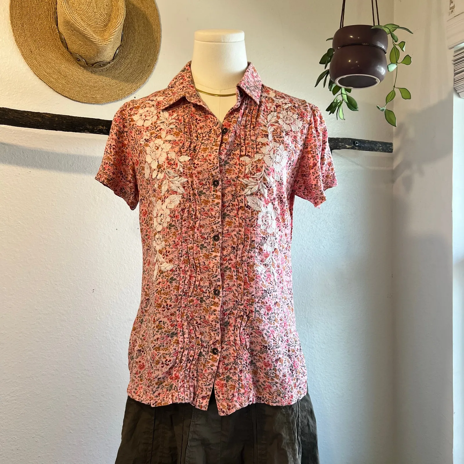 Avani Del Amour Embroidered Floral Pink Short Sleeve Button Blouse Size Small - Image 3