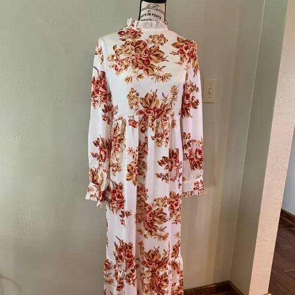 Nasty Gal NWT  floral maxi Size 4 - Image 2