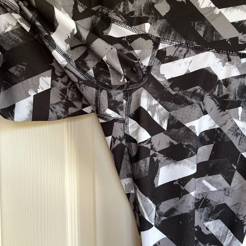 Old Navy Active Compression Full Length Mid Rise Leggings (Abstract Black) - Med - Image 8