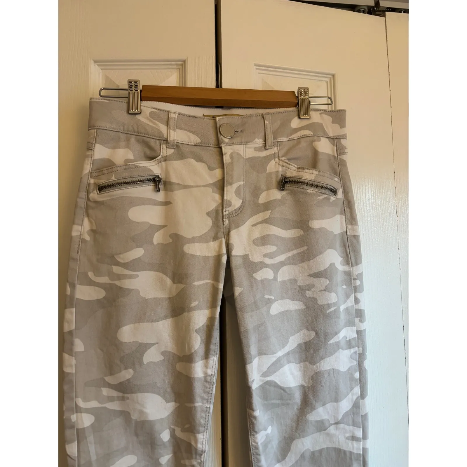 Democracy  Ab Tech Ankle Jeans – Size 4 – Cream & Gray Camo – Zipper Accent - Image 4