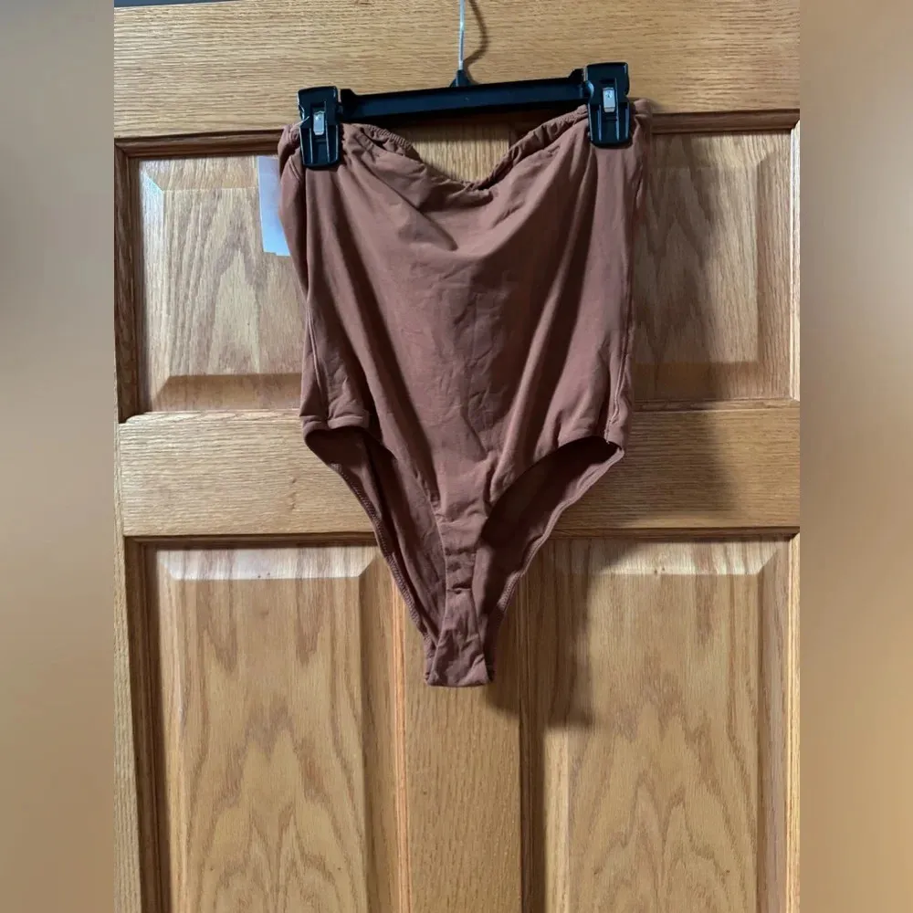 Skims Fits Everybody Strapless Bodysuit: Size Medium Bronze - Image 3