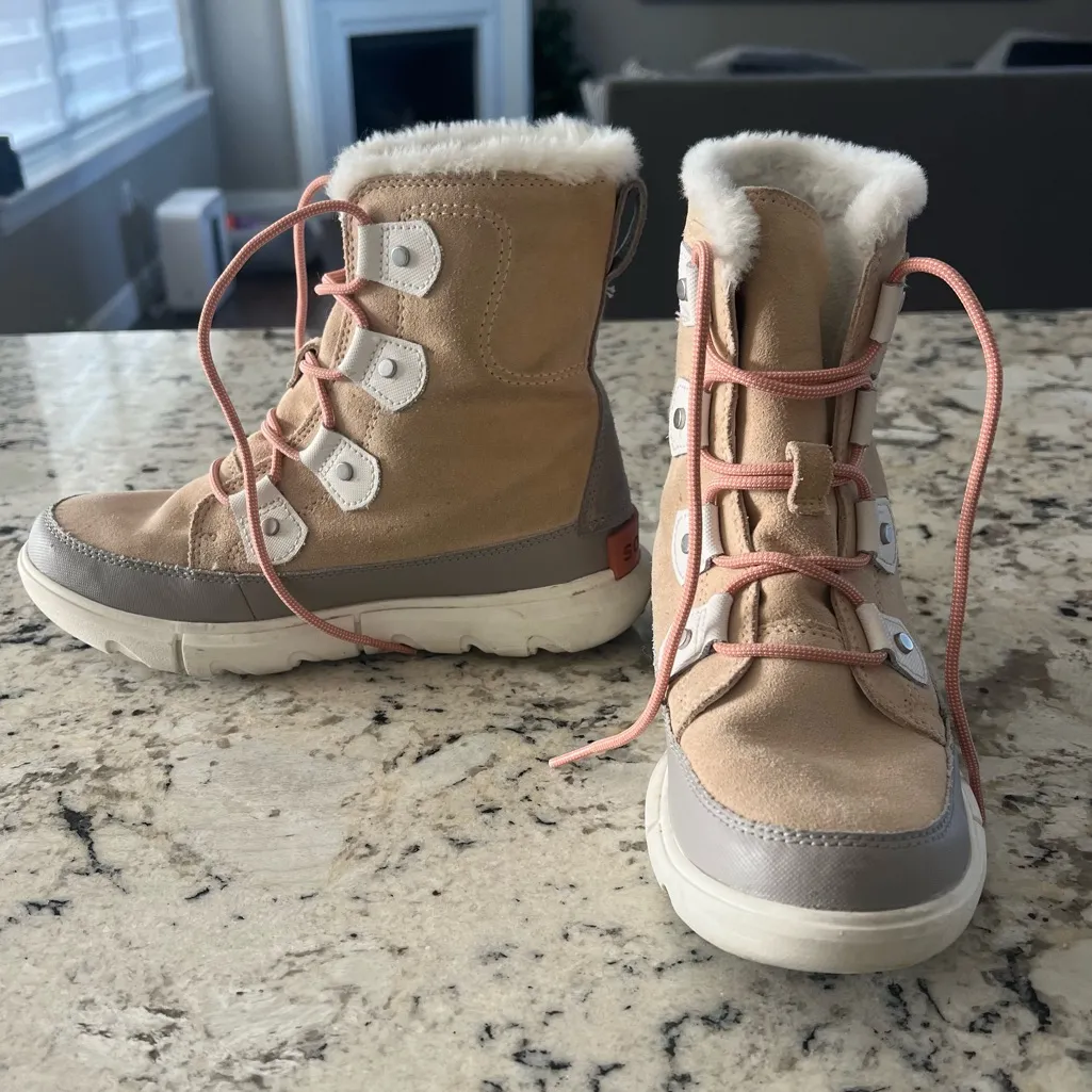 Sorel Tan and White Winter Boots - Image 13
