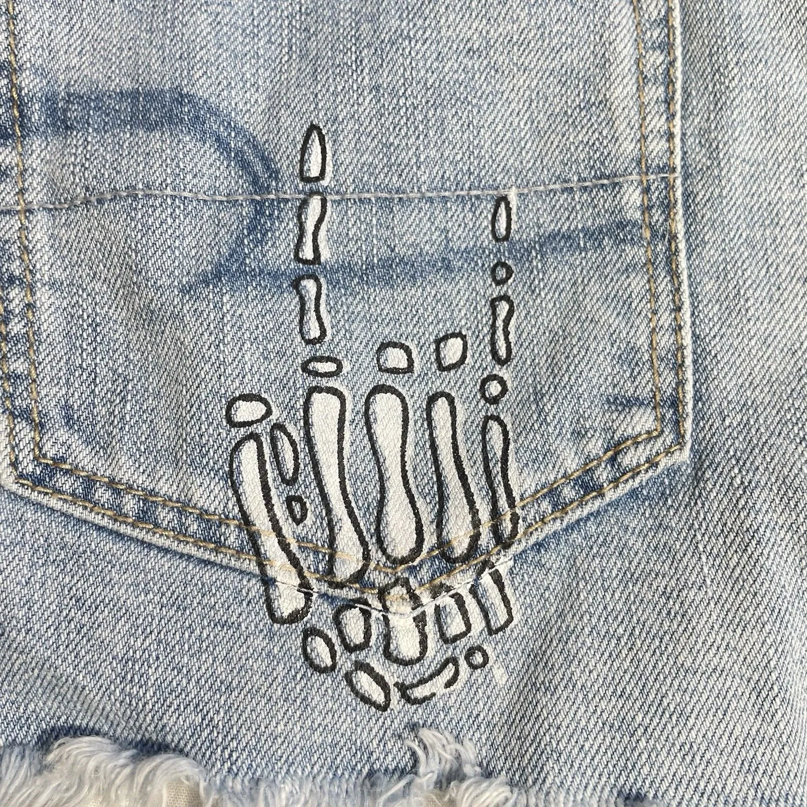 American Eagle Shorts 4 Hi Rise Denim Painted Graphic Frayed Hem Embellishment - Image 3