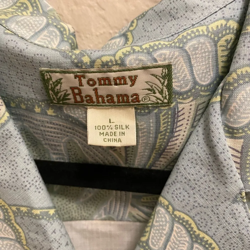Tommy Bahama 100% Silk Button Down Tropical Blouse With Mother Of Pearl Buttons. - Image 2