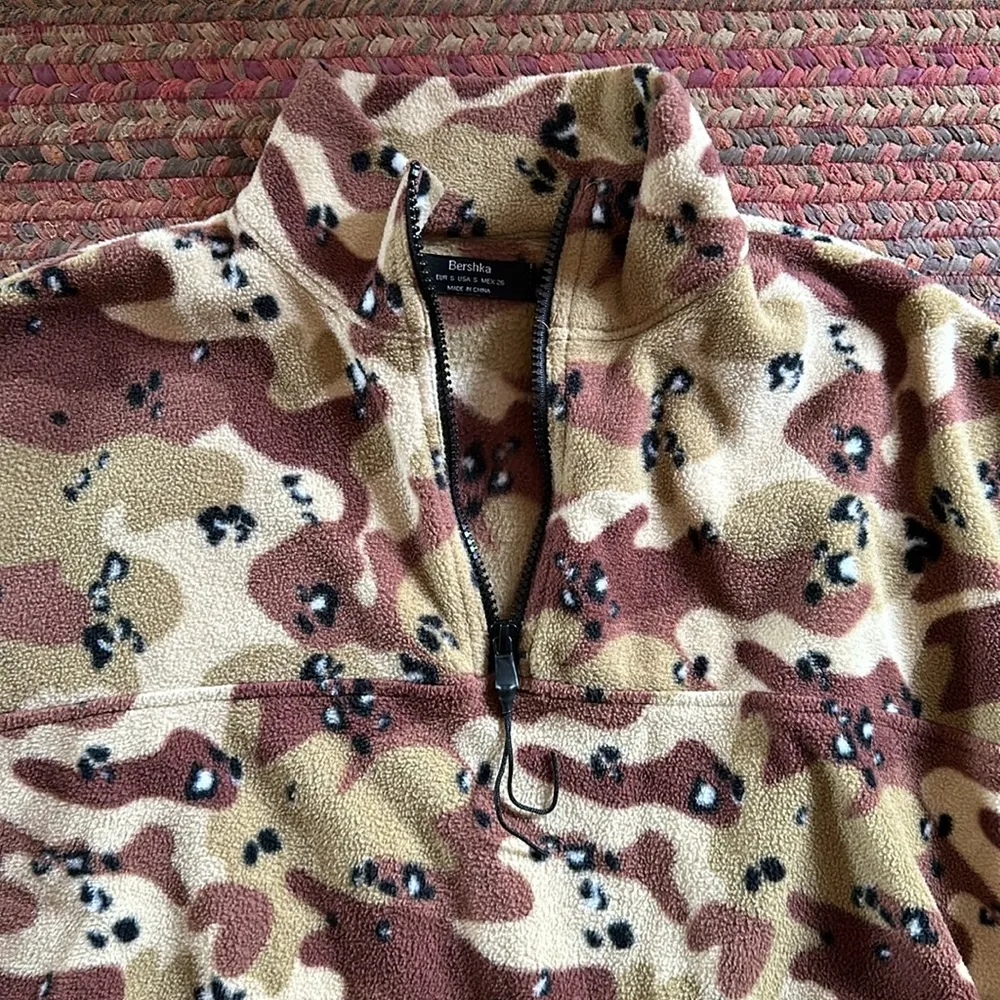 Bershka MILITARY DESERT CAMO FLEECE CROP QUARTER ZIP - Image 3