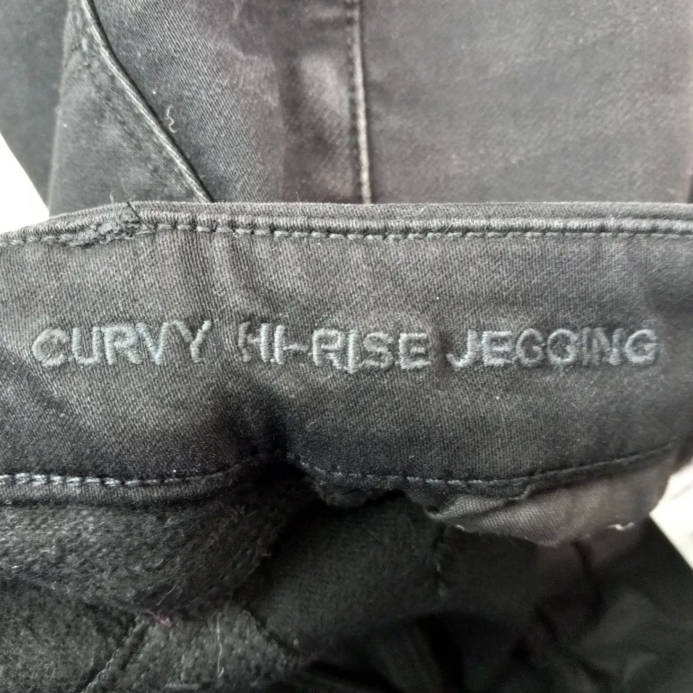 American Eagle 000 23x28 Curvy High-Rise Jegging Distressed Jeans in Black - Image 11