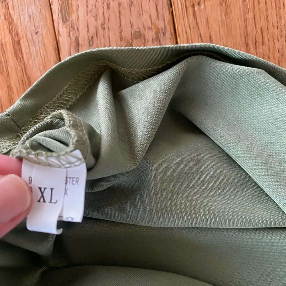 sage green workout mock neck top Size XL - Image 7