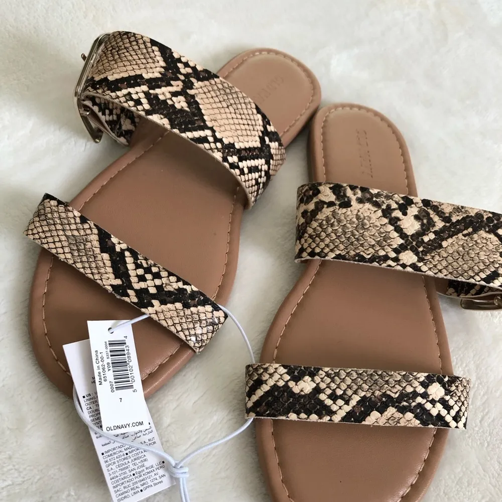 New old navy two straps flat sandals, women size 7 - Image 4