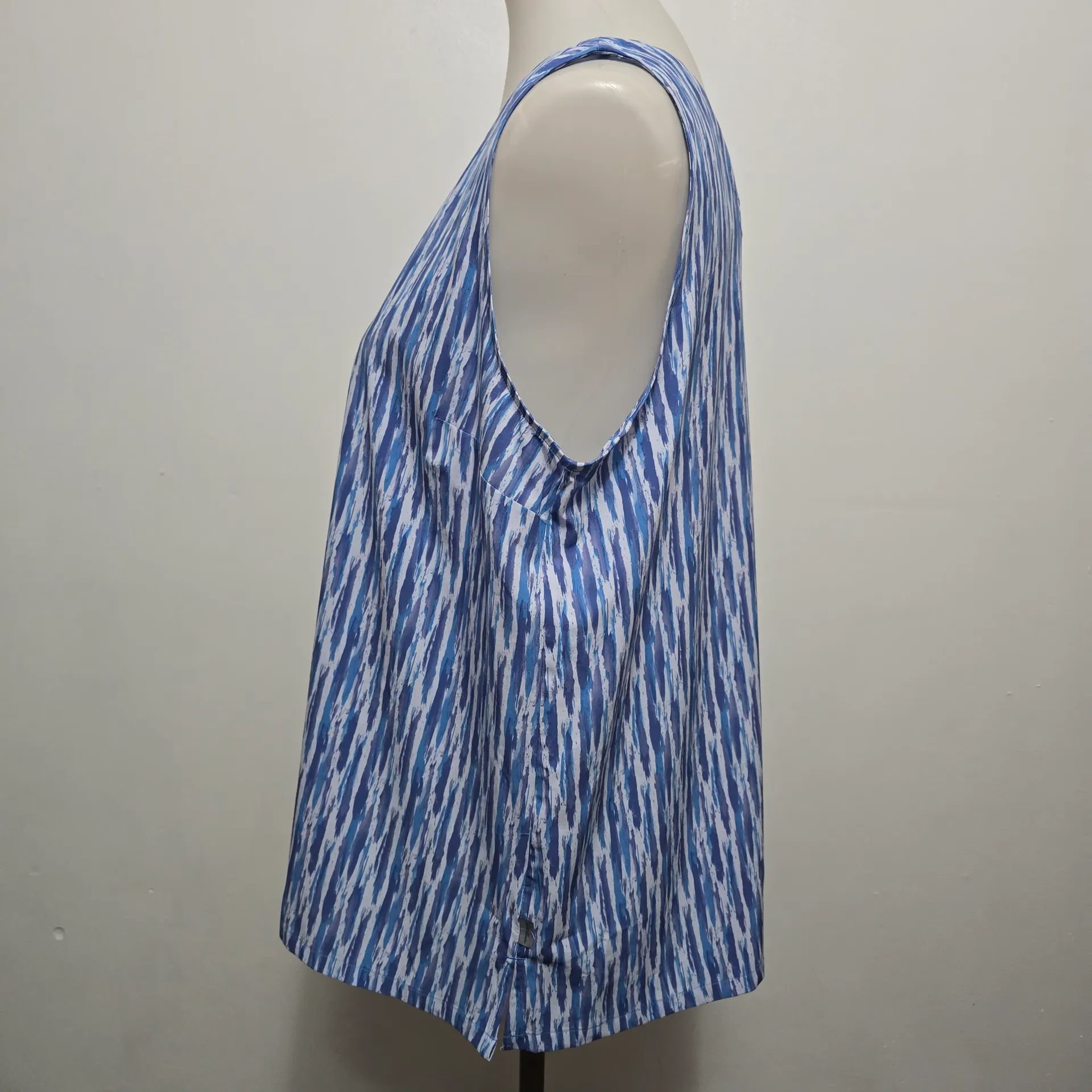 Eddie Bauer Departure Blue Ikat V-Neck Tank Top Large Outdoor Travel Gorpcore - Image 4