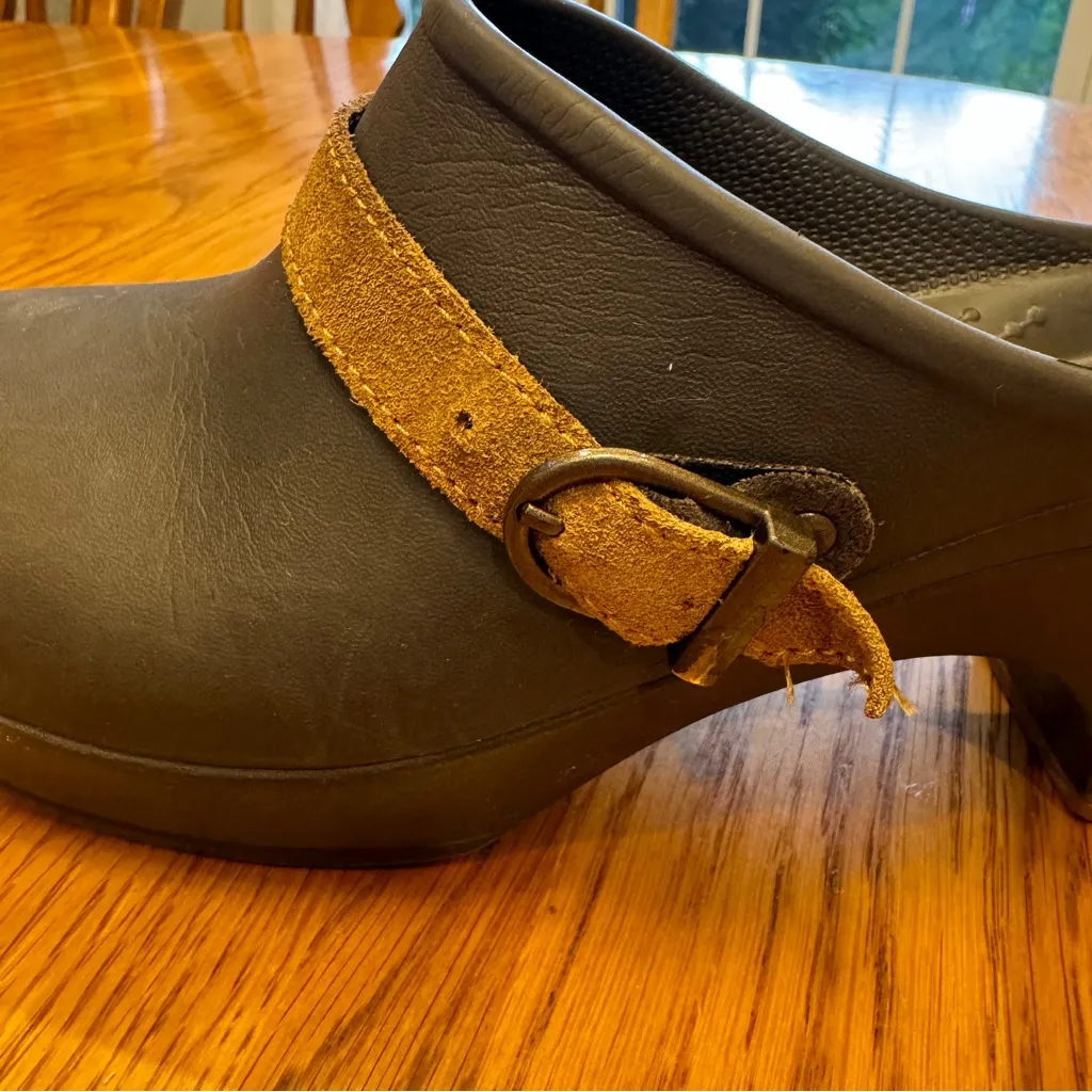 Crocs Women Sarah Clog‎ Brown Expresso Buckle Mules size 7 Flaw See Pic. - Image 7