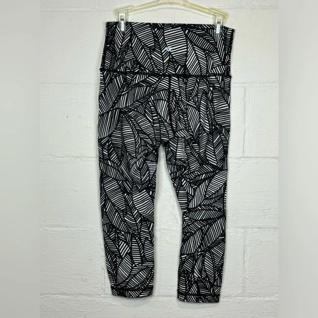 Lululemon Athletica Woman’s Printed White and Black Capri Workout Leggings - Image 4
