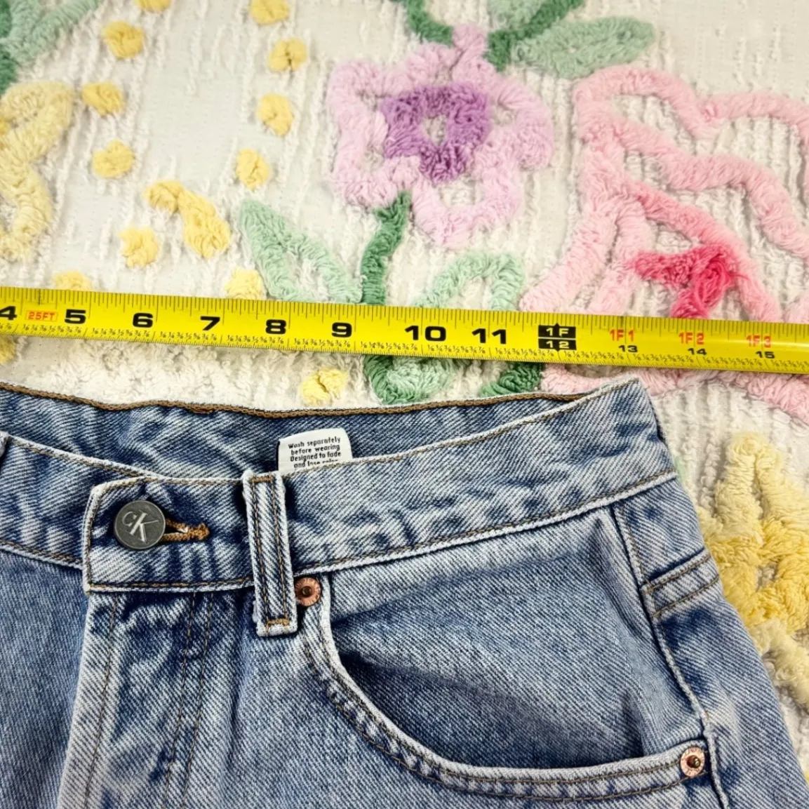 Calvin Klein Women's Jeans Shorts Light Wash Distressed Cutoff Size 7 - Image 4