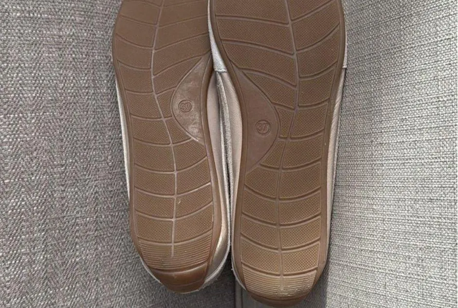 Charles David Cream Sneakers with Canvas Material and Low-Top Design - Image 11