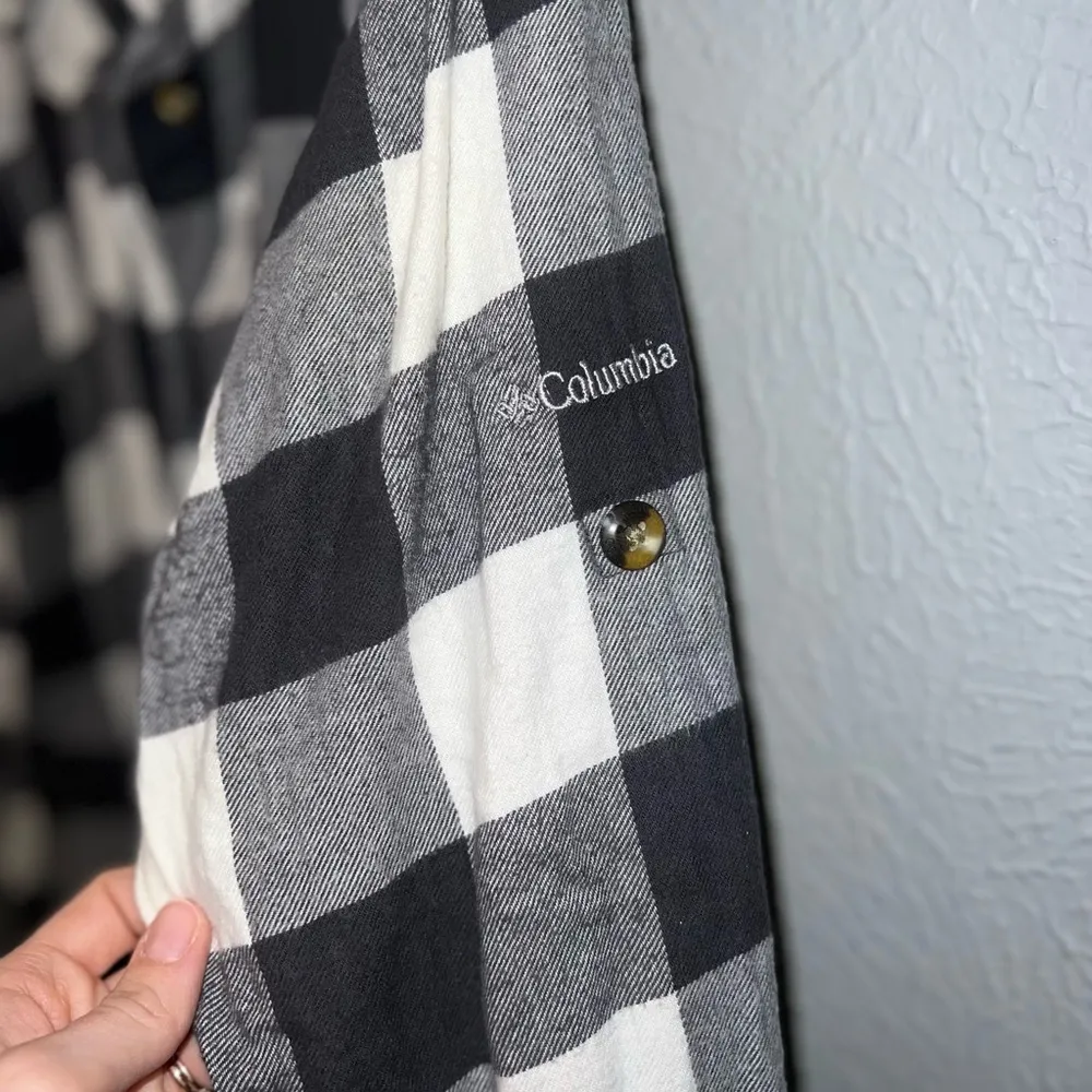 Columbia plaid black and white Women's Holly
Hideaway Flannel Shirt - Image 6