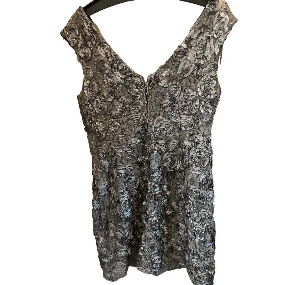 Scarlett Women's Floral‎ Lace Sheath Dress Size 16 Silver Sleeveless V-Ne… - Image 2