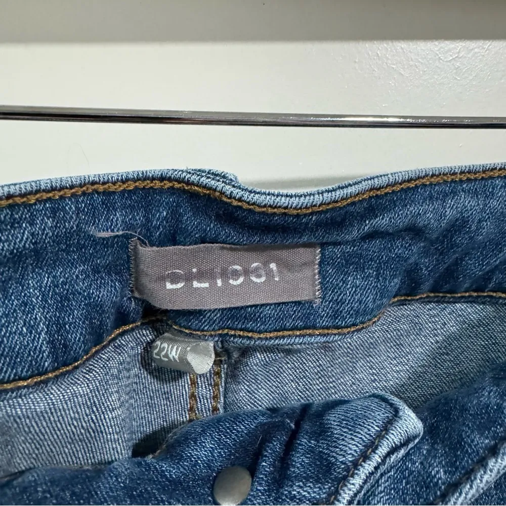 DL1961 Lightly Distressed Denim Shorts 22W - Image 5