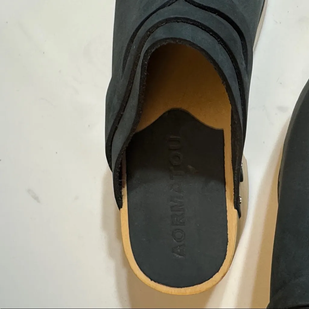 Stylish Dark Blue Leather Clogs for Women Size 7 Black - Image 2