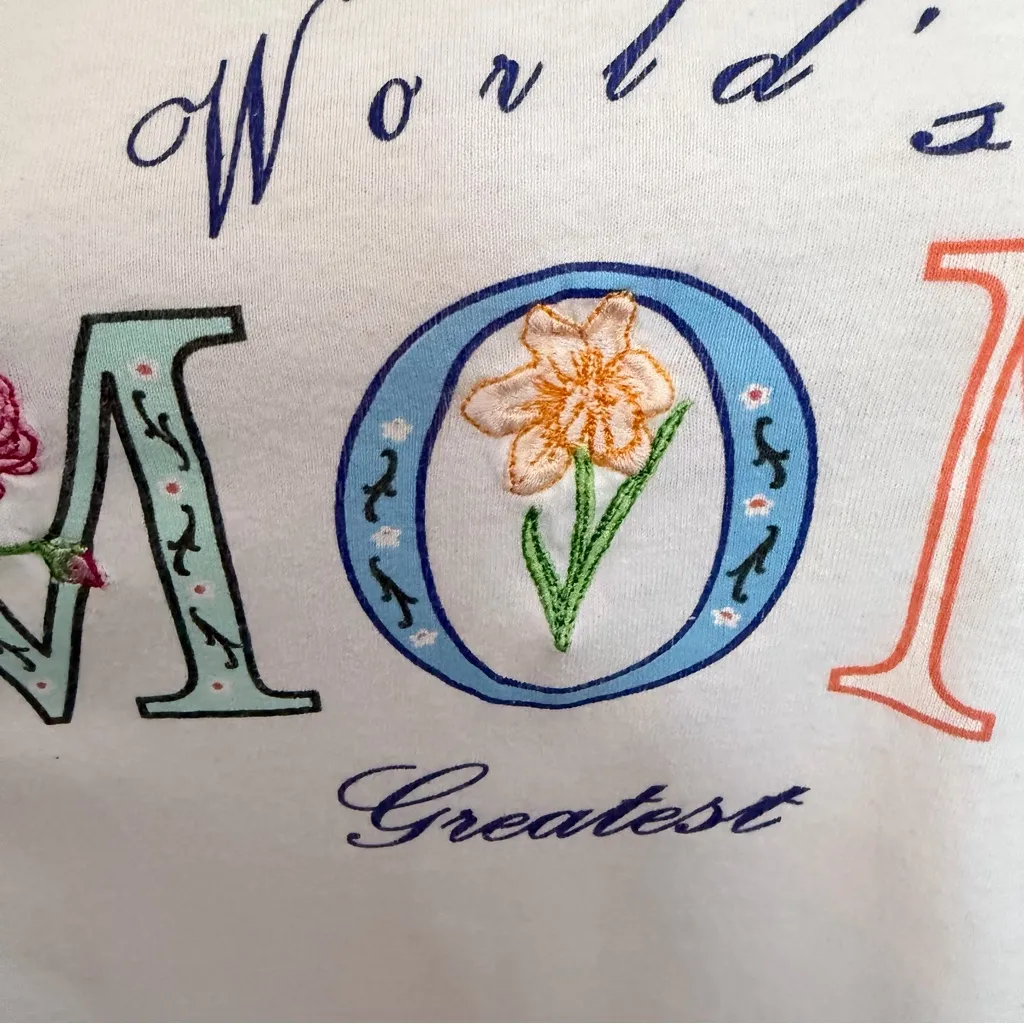 Vintage World's Greatest Mom Tee Shirt Single Stitch Embroidered Flowers White Size XL - Image 4