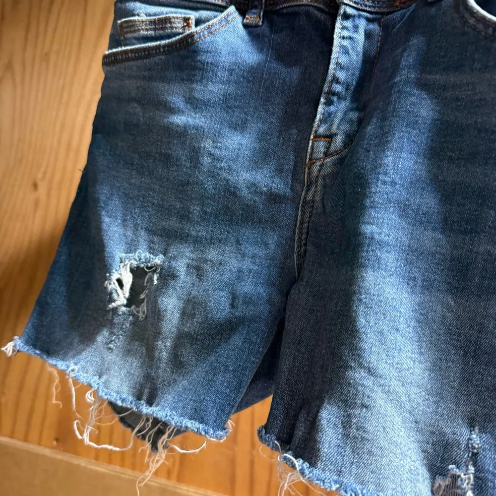 Zara Denim Distressed Women's Shorts Raw Hem Size 4 EUC Blue - Image 2
