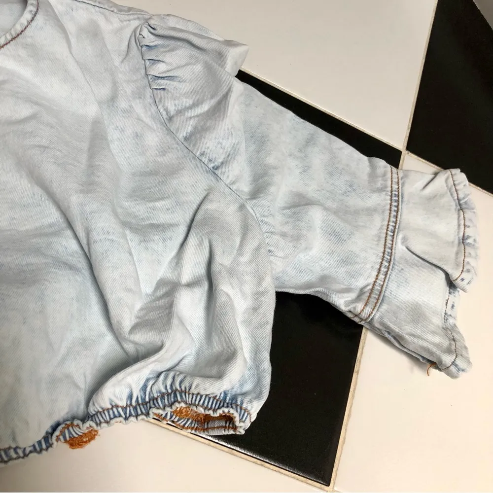 NWT WeWoreWhat Crop Top Comfort Denim Super Light Stone Wash Ruffle Sleeves sz L - Image 10