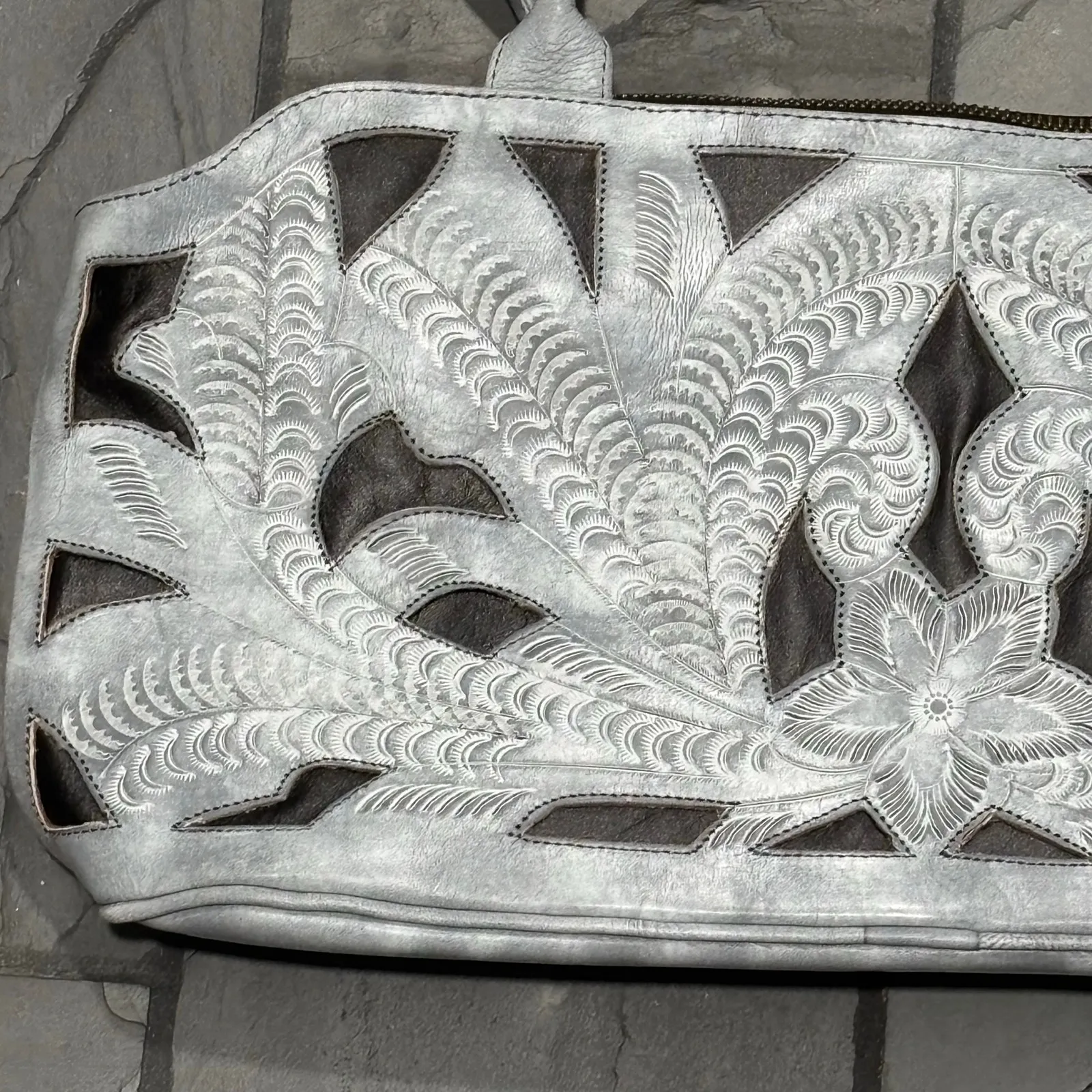 Leaders in Leather Classic Cut Out Whitewash Shoulder Bag Gray - Image 2