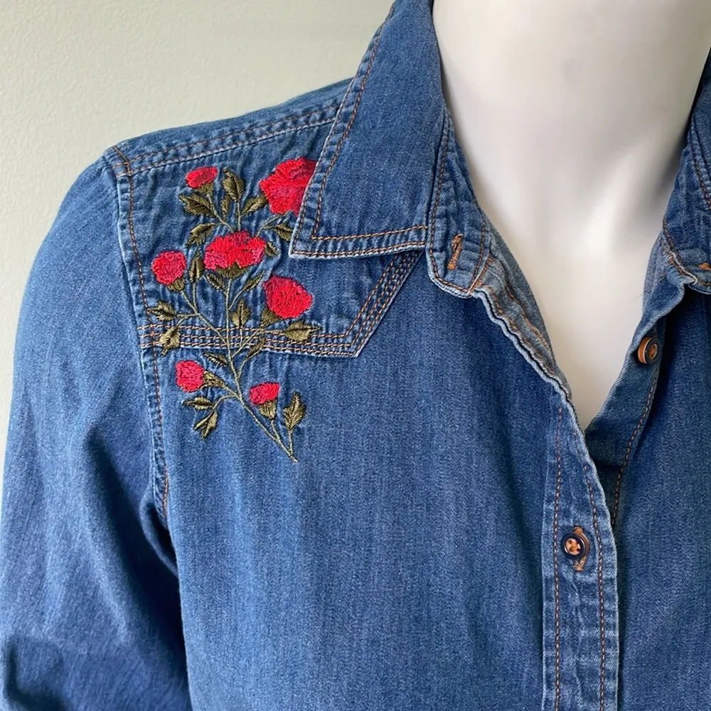 Zara embroidered flower classic chambray button down shirt size small - Image 2