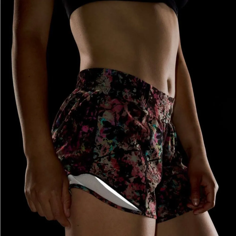 Lululemon Hotty Hot Low-Rise Short 4" Stencil Blossom Red Multi Size 4 - Image 2