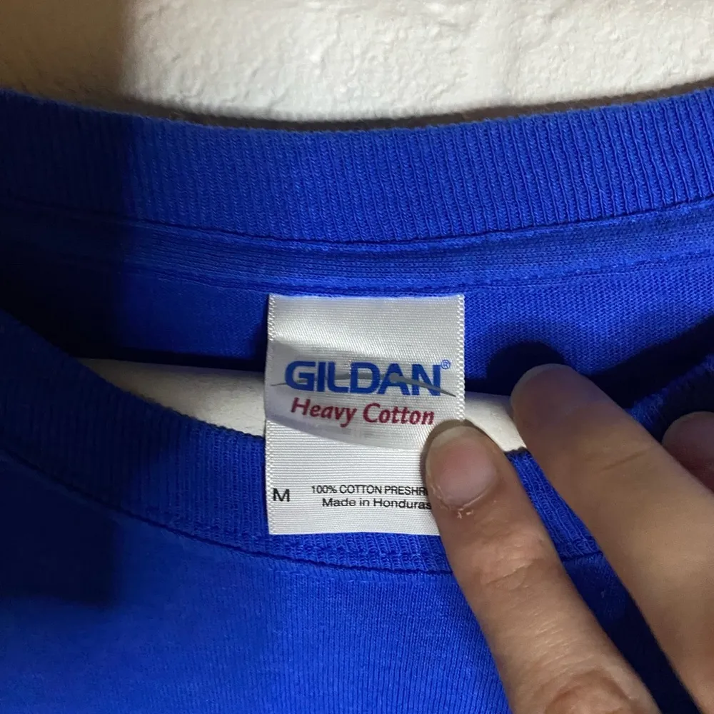 Gildan  graphic long sleeve like new medium - Image 3