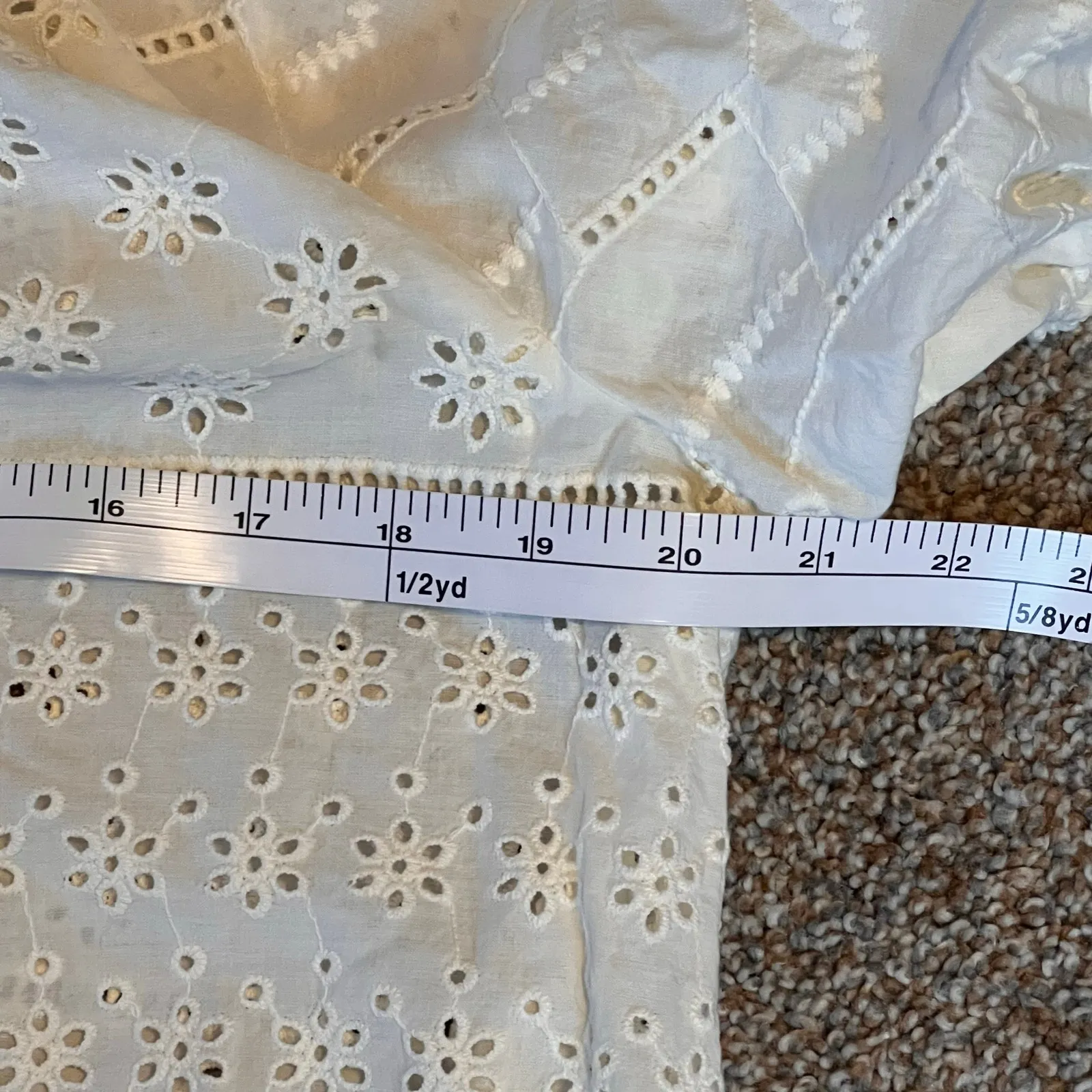 Nicole Miller Artelier Cream Eyelet Puff Sleeve Button Down. Size Medium - Image 4