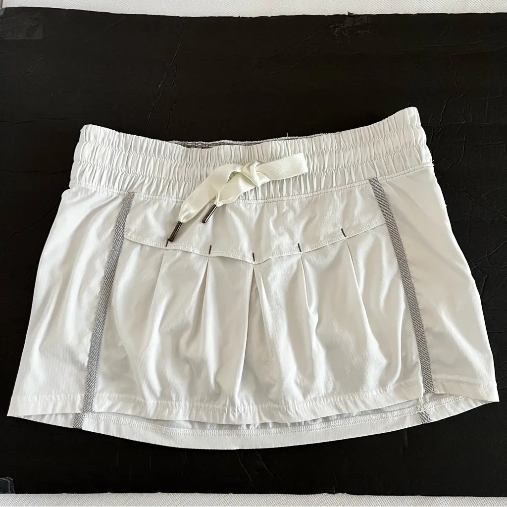 Lululemon Skort Skirt Size 4 Elastic Waist White Built-In Shorts - Image 4