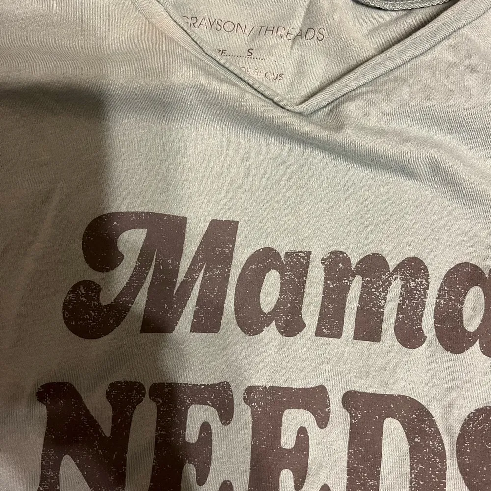 Womens mama needs wine blue black short sleeve shirt - Image 2