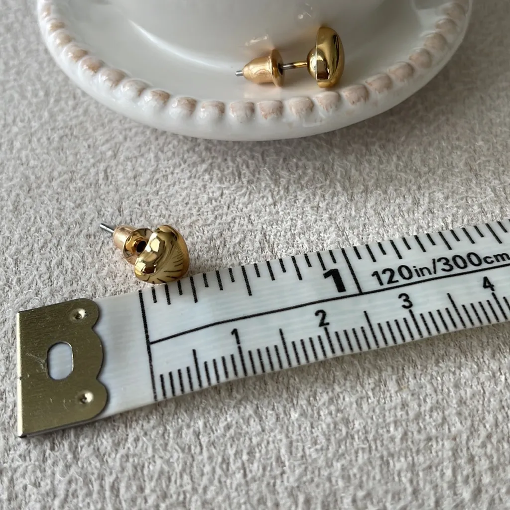 Heart shaped gold studs - Image 2