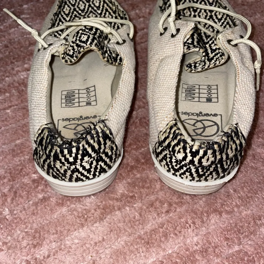 Everglades Beige and Black Patterned Shoes Size 6 - Image 5