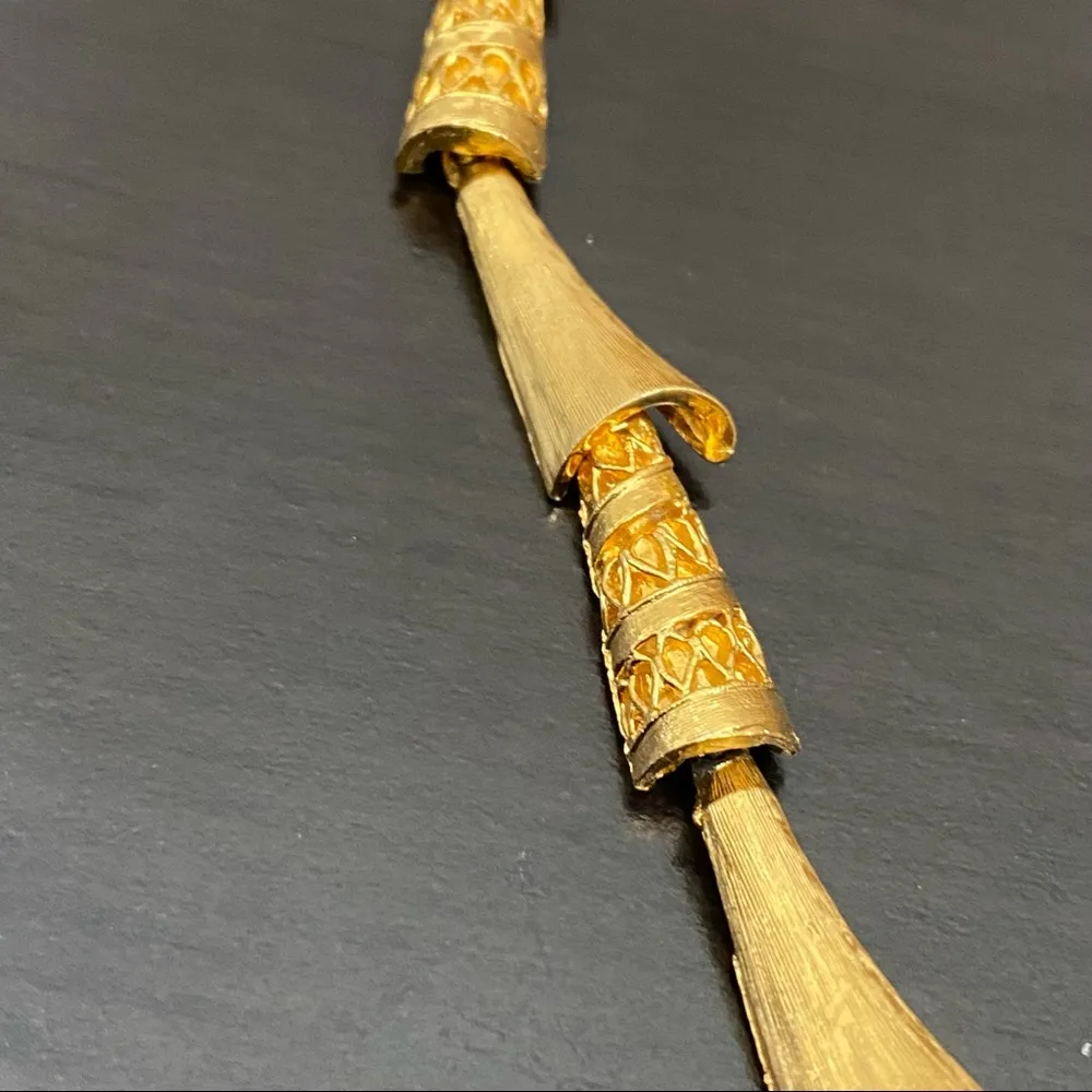 Unique Vintage Unsigned  Brushed Gold Cone-shaped Ornate Link Necklace - Image 9