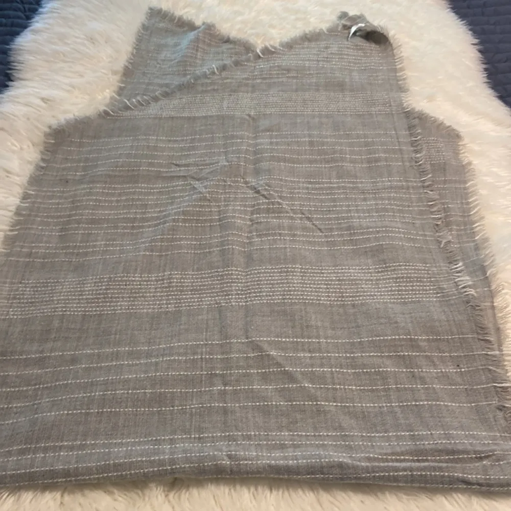 CASLON 🧣 gray and white color excellent condition wide 25” length 75” - Image 4