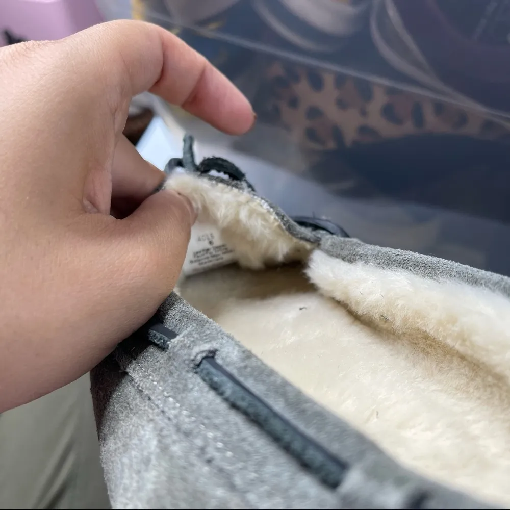 Minnetonka‎ gray suede slippers size 6 - Image 4