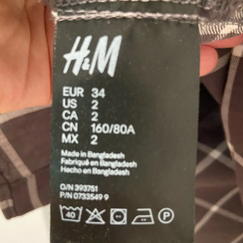 H&M Divided Geometric Button-down blouse grey & white plaid size 2 - Image 11