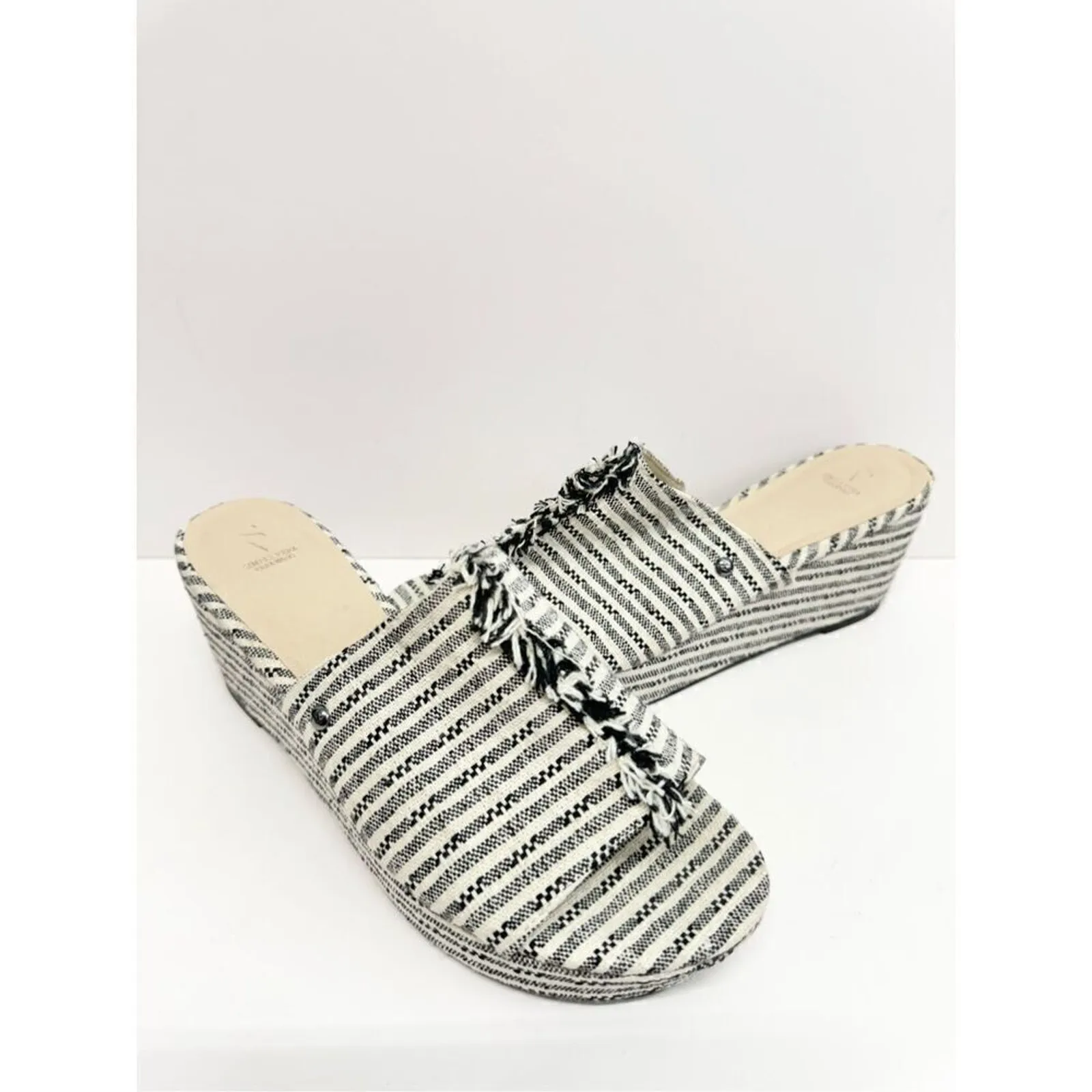 Simply Vera Wang Wedges Size 9.5 Black White Textile Upper Open Toe Sandals - Image 3