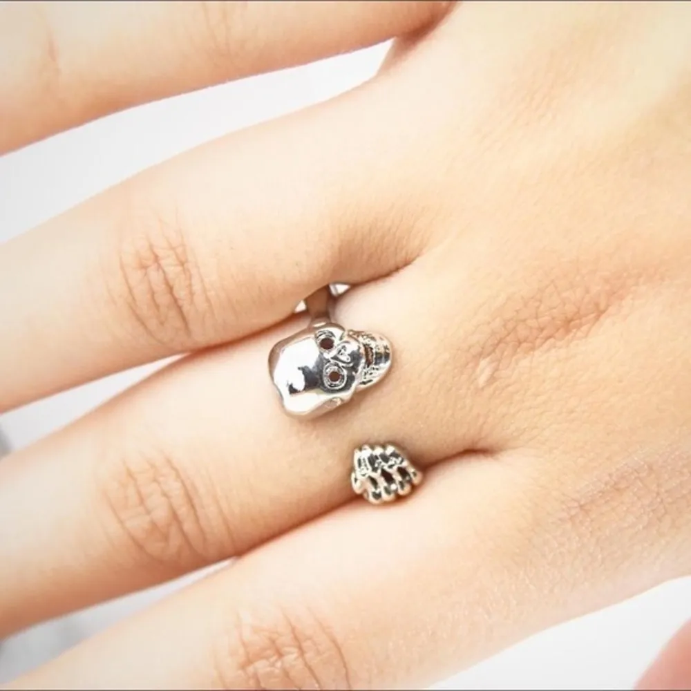 Edgy Skull Ring Silver - Image 3