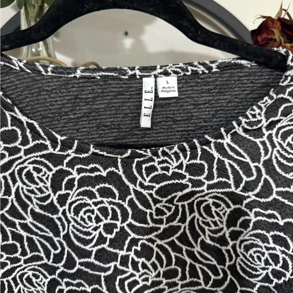 Elle Monochrome Floral Blouse size large - Image 6