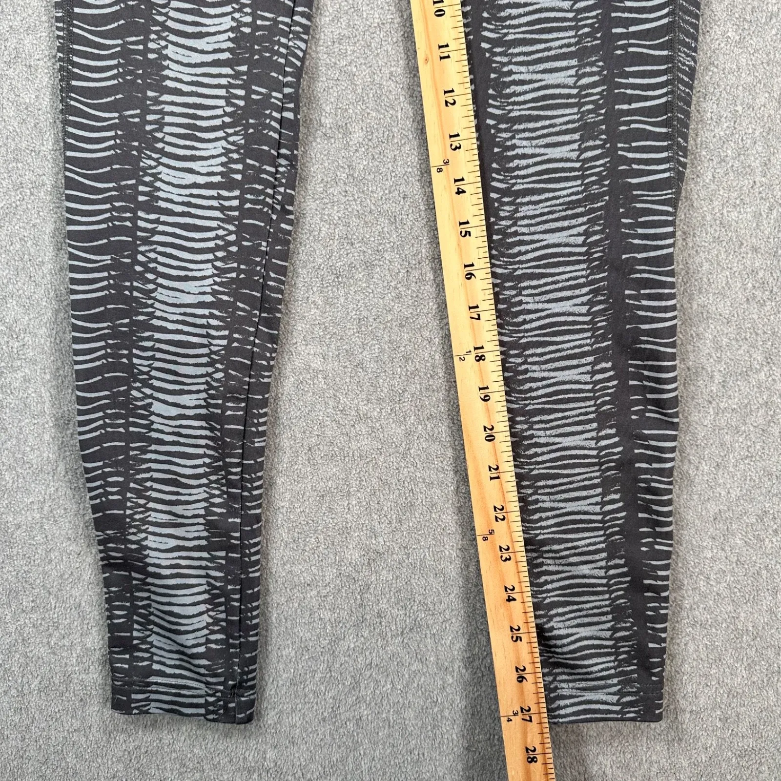 The North Face Athletic LeggingsWomen's X-Small Gray Printed Stretch Active - Image 2