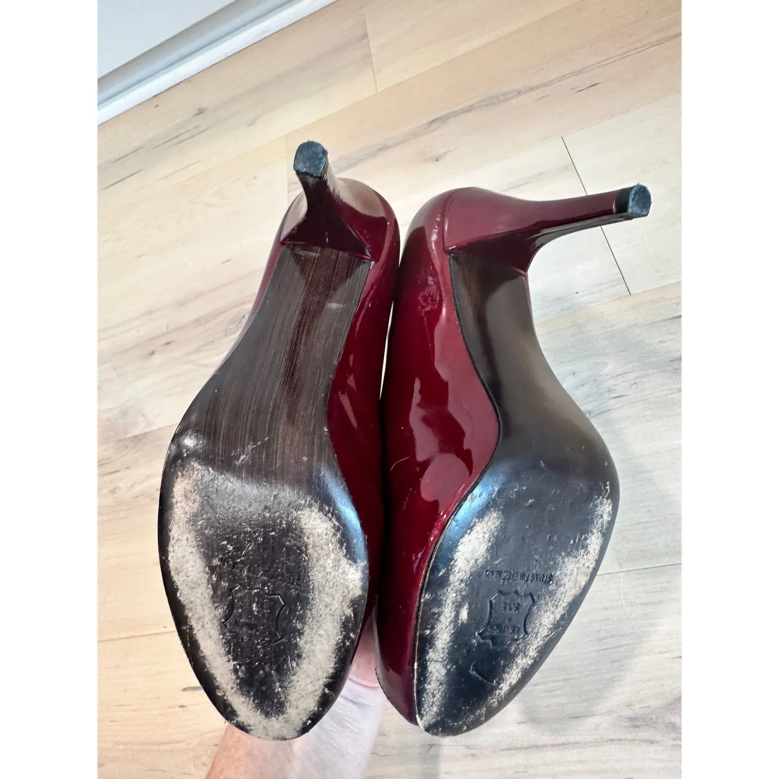 Stuart Weitzman Peep Toe Heels Womens SZ 7.5 Merlot Patent Leather Classic Pumps - Image 6