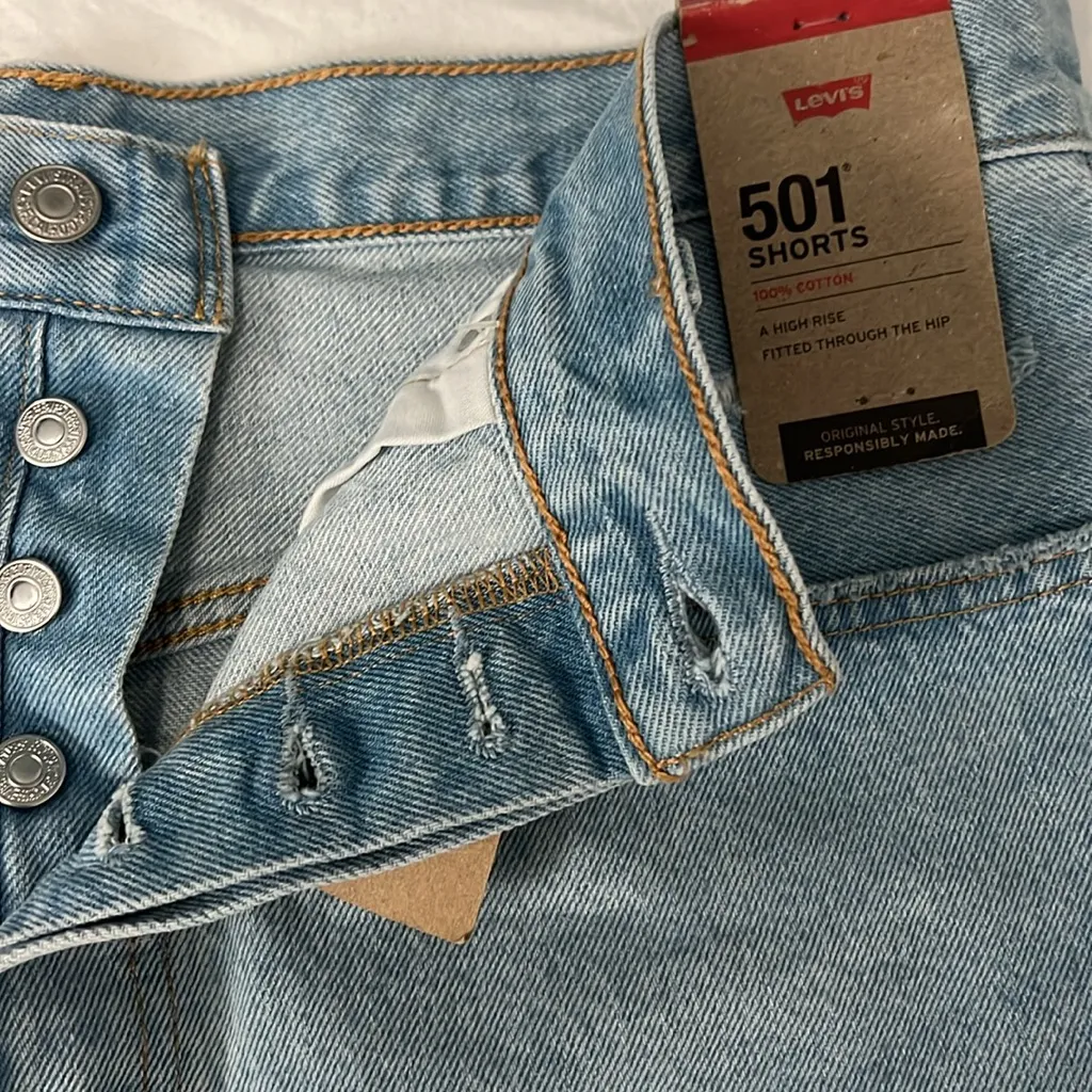 Levi’s 501 Distressed Light Wash Shorts Size 32 NWT - Image 4